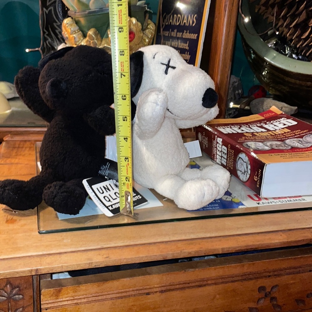 UNI QLO KAWS x Peanuts 8” Snoopy Plushies. NWT COA attached to Black Snoopy only - Picture 10 of 11